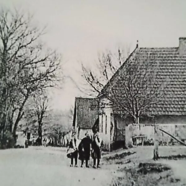 La rue qui mène de l'ancienne poste à l'ancienne gare