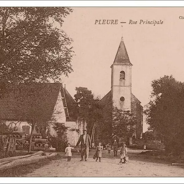 Rue principale de Pleure menant à l'église