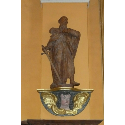 Saint Paul tient une épée, instrument de son martyre car en tant que citoyen romain il fut condamné à être décapité et non crucifié.
