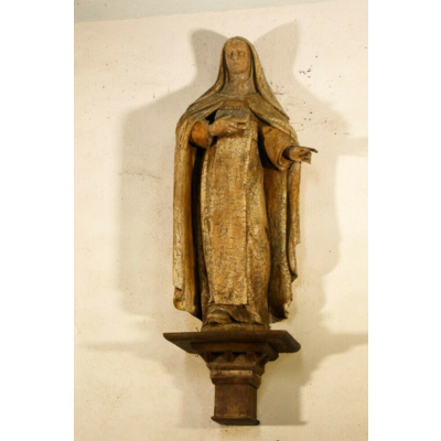 Sainte Thérèse d'Avila, un livre dans la main. 